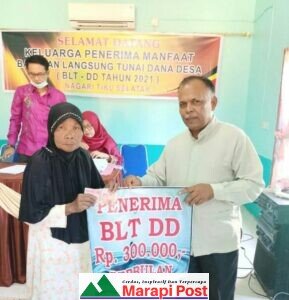 Warga Kurang Mampu Gembira, Dalam Bulan Ramadhan Pemerintahan Nagari Tiku Selatan Serahkan BLT