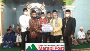 Wabup Agam Irwan Fikri, Safari Ramadhan di Masjid Syuhada Matur Mudiak, Serahkan Bantuan Rp10 Juta