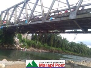 Sampah Dikipas-kipas Angin di Jembatan Patimah Digantungkan Warga, Siapa Bertanggung Jawab