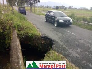 Sudah Lama Amblas, Dua Titik Jalan Kewenangan Provinsi di Tanjung Raya, Agam Belum Diperbaiki