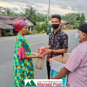 Assosiasi Pelajar Islam Kabupaten Agam Bagi-bagikan Takjil di Pasar Durian Manggopoh