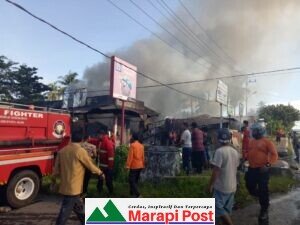 Toko Bangunan Afif di Simpang Tembok Terbakar, Kerugian Mencapai Rp4 Milyar