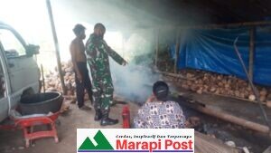 Anggota Satgas TMMD Lima Puluh Kota Belajar membuat “Lamang”