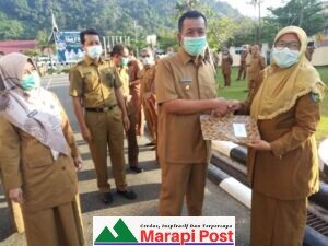 Bupati Pesisir Selatan Serahkan Izin Operasional Sekolah Secara Simbolis
