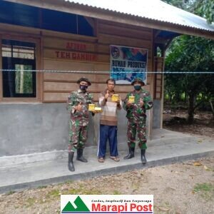 Anggota Satgas TMMD/N 50 Puluh Kota Kunjungi Rumah Produksi Teh Gambir