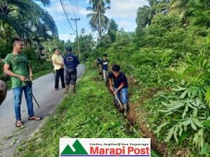 Warga Perumnas Kampung Pinang Goro Membersihkan Lingkungan