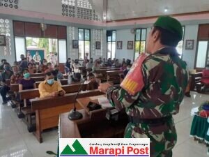 Danramil 03/pulau Sipora Bagikan Masker Gratis di Gereja