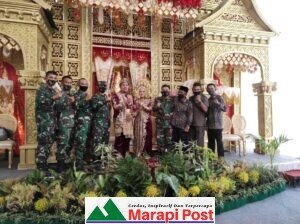 Satgas TNI TMMD Juga Diundang Hadiri Pesta Perkawinan