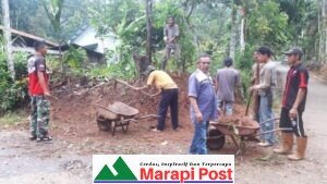 Satgas TMMD Bersama Warga Bersihkan Jalan Simunah Maek