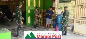 Dekat Dengan Rakyat, Anggota Satgas Kunjungi Warga Ke Tempat Usaha