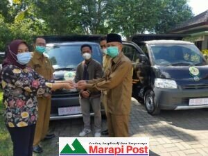 Ketua DPRD Lobar Serahkan Armada Sampah Desa Kuripan dan Batulayar