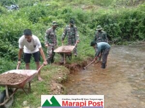 Satgas TMMD Lakukan Komsos Ke Warga Usaha Pengumpul Kerikil Sungai