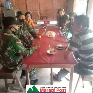 TMMD/N Kodim 0306/50 Kota Isi Waktu Istirahat Bincang Dengan Warga