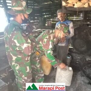 Anggota TMMD/N Kodim 0306/50 Kota Timba Ilmu Pengrajin Gula Aren