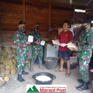Anggota Satgas TMMD Kunjungi Tempat Usaha Membuat Roti Durian