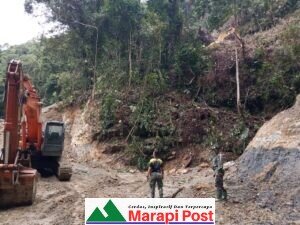 Satgas Pantau Kerja Alat Berat Sedang Membuka Jalan Menuju Nagari Maek