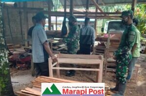 Anggota Satgas TMMD Sempatkan Diri Kunjungi Usaha Pengrajin Kayu