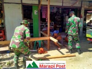 Anggota Satgas TMMD Bantu Warga Perbaiki Warung Kopi Milik Warga