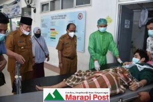 Budi Penderita Tumor, Diantar Bupati Agam Berobat ke RS. M. Djamil