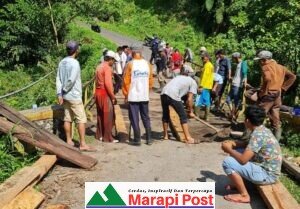 Secara Swadaya, Warga Aia Taganang Matur Perbaiki Lantai Jembatan
