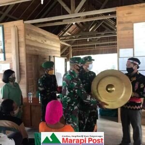 Dandim 0319/Mentawai Serahkan Alat Gong di Desa Saureunuk