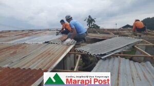 Satgas BPBD Agam Perbaiki Kembali Atap Rumah Rusak