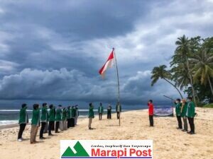Patut Dipuji, Mahasiswa KKN Unand Tiku Selatan, Upacara Bendera di Pantai