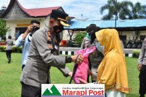 Kapolres Agam Serahkan Bansos Dalam Rangka Bakti Sosial Berbagi Senyum