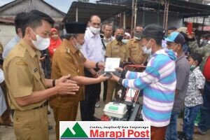 Bupati Agam Serahkan Bantuan Alsintan dari Anggota DPRD Sumbar