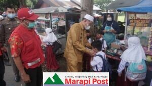 Belajar Tatap Muka, Bupati Pasbar Bagikan 55 Ribu Masker 
