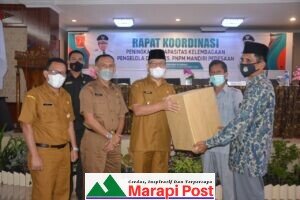 Wabup Agam Serahkan Reward UPK dan BKAN Kecamatan Lubuk Basung