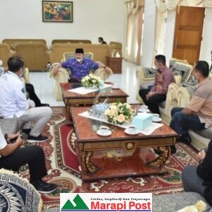 Bupati Terima Tamu Riau di Mess Blk. Balok, Tawarkan Program di Tj. Mutiara