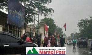 Demo Depan Mapolda dan Kantor Gubernur Sumbar, Usut TT Gubernur