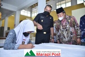 Wakil Gubernur Tinjau Batik Diproduksi SMK Negeri 1 Ampek Angkek