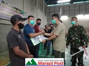Dandi 0319/Mentawai Serahkan Hadiah  Pemenang Badminton HUT TNI