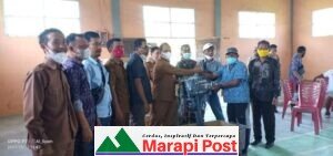 Wabup Mentawai Serahkan Bantuan Mesin Tempel Untuk Kelompok Nelayan