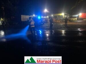 Koordinasi Satlantas Polres Agam, Damkar Siram Tumpahan Solar