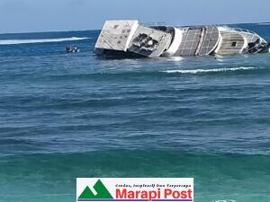 Kapal Peselancar Karam Dihantam Ombak Lego Jangkar di Lokasi Surfing