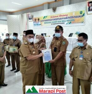 Bupati Pasaman Serahkan RPMJD Kepada Wali Nagari Binjai