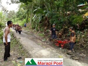 Wali Nagari Sitanang Bersama Warga, Goro Bersihkan Material Longsor