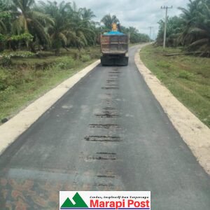 Belum Lama Selesai Diaspal, Jalan Gadih Angik Rusak Digilas Alat Berat