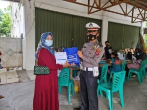 Polres Pasaman Barat Bagikan Sembako Bagi Peserta Vaksinasi