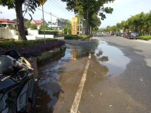 Jalan Sudirman Direndam Air Mengalir Tiap Hari, Pemda Agam Tak Peduli