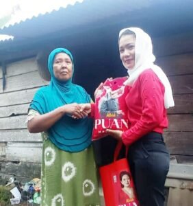 Kader PDIP Pasaman Barat Bagi-bagi Sembako di Kinali