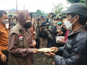 Mensos Tinjau Korban Gempa Pasaman Barat, Ajarka Pemasangan Tenda
