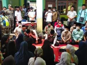 Didampingi Gubernur dan Wagub Sumbar Ketua PBNU Serahkan Bantuan 