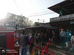 Pasar Bawah Kota Bukittinggi Terbakar Lagi, Damkar dan Warga Padamkan Api
