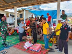Wakil Ketua DPD Golkar Pasbar Serahkan Bantuan ke Banja Dr. Gadang