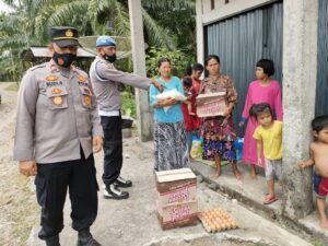Waka Polres Pasaman Kompol Mudasir dan Kapolsek Tigo Nagari Salurkan Bantuan ke Alamat