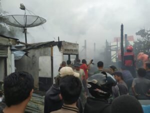 Mobil Dinas Camat Kecelakaan, di Cangkiang Rumah Terbakar